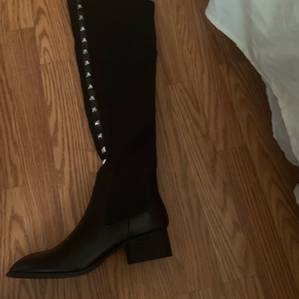 Two Lips boots